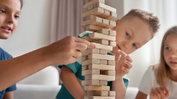 POTREBNA DADILJA ZA CUVANJE DVOGODISNJEG DECAKA