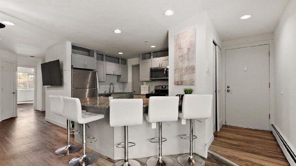 IZDAJE SE RENOVIRAN STAN U CRESTWOOD-U, IL