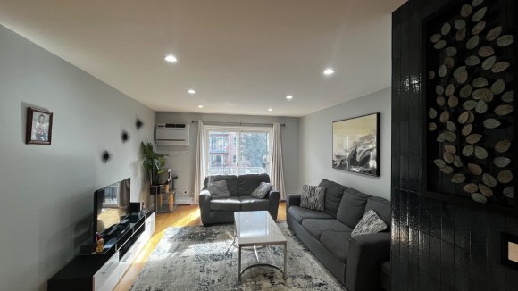 IZDAJE SE DVOSOBAN STAN U DES PLAINES-U