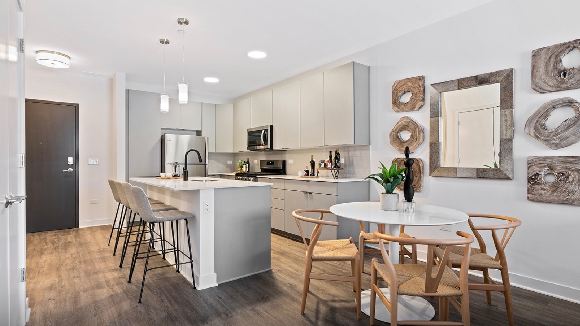 IZDAJE SE PROSTRAN I SVETAO STAN SA TERASOM U MORTON GROVE-U, IL