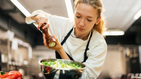 POTREBNA KUVARICA ZA PRIPREMU DOMACIH TRADICIONALNIH JELA