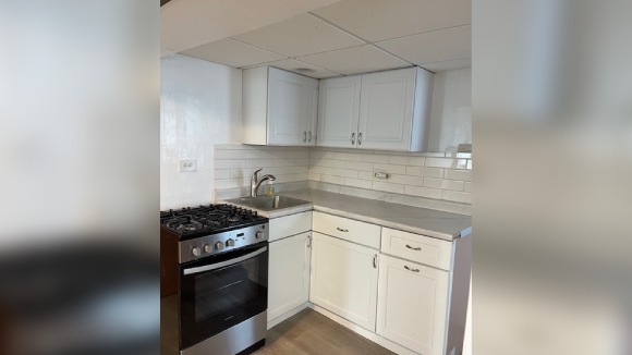 IZDAJEMO KOMPLETNO NAMESTEN ODMAH USELJIV JEDNOSOBAN STAN