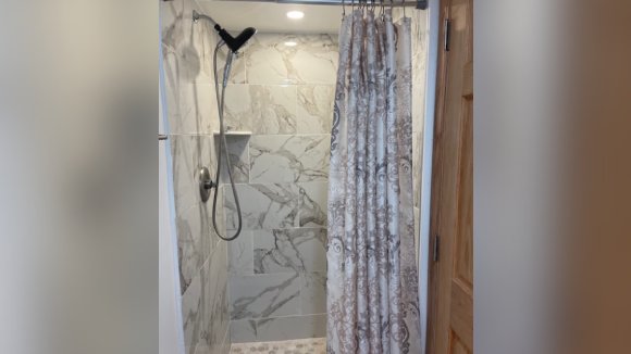 IZDAJEMO KOMPLETNO NAMESTEN ODMAH USELJIV JEDNOSOBAN STAN