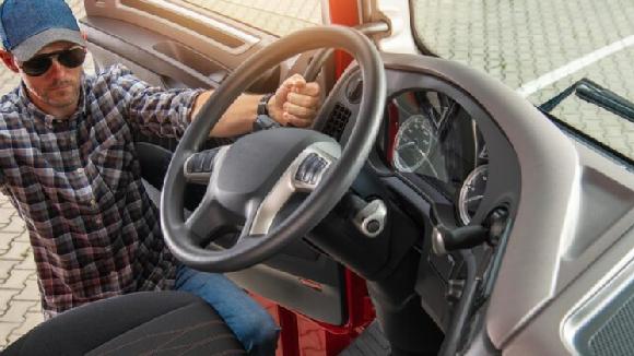 TEAM VOZACI TRAZE RENT/LEASE PROGRAM ZA BOX TRUCK SA FABRICKIM SLEEPEROM