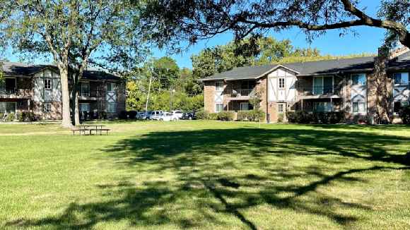 2 BR 1 BATH FOR RENT IN WILLOWBROOK, IL